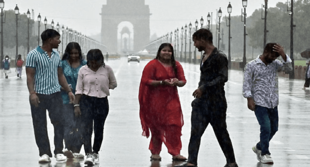 whether today बारिश में भीगते लोग - फोटो